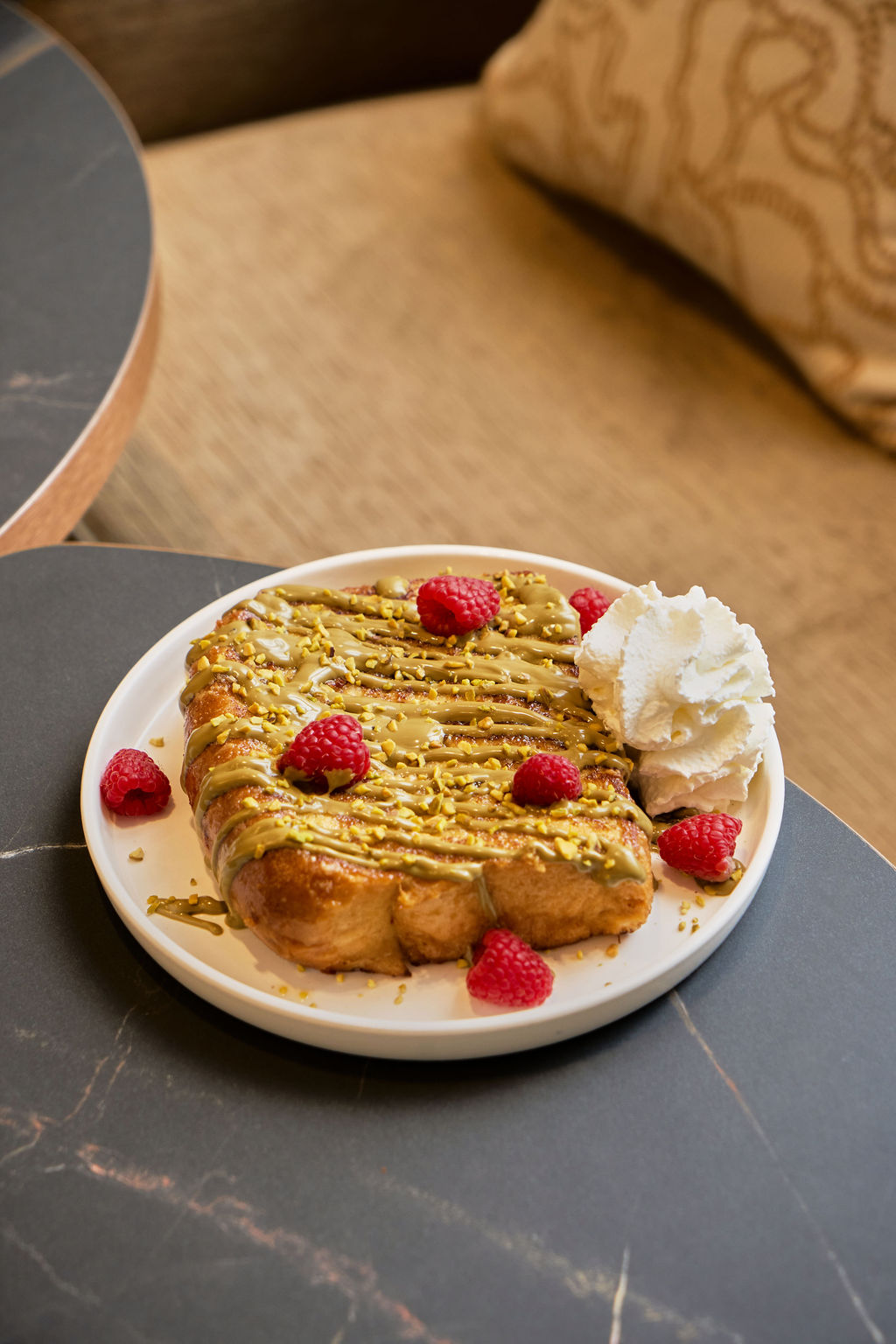 French toast à la pistache, framboises et chantilly chez Cosy