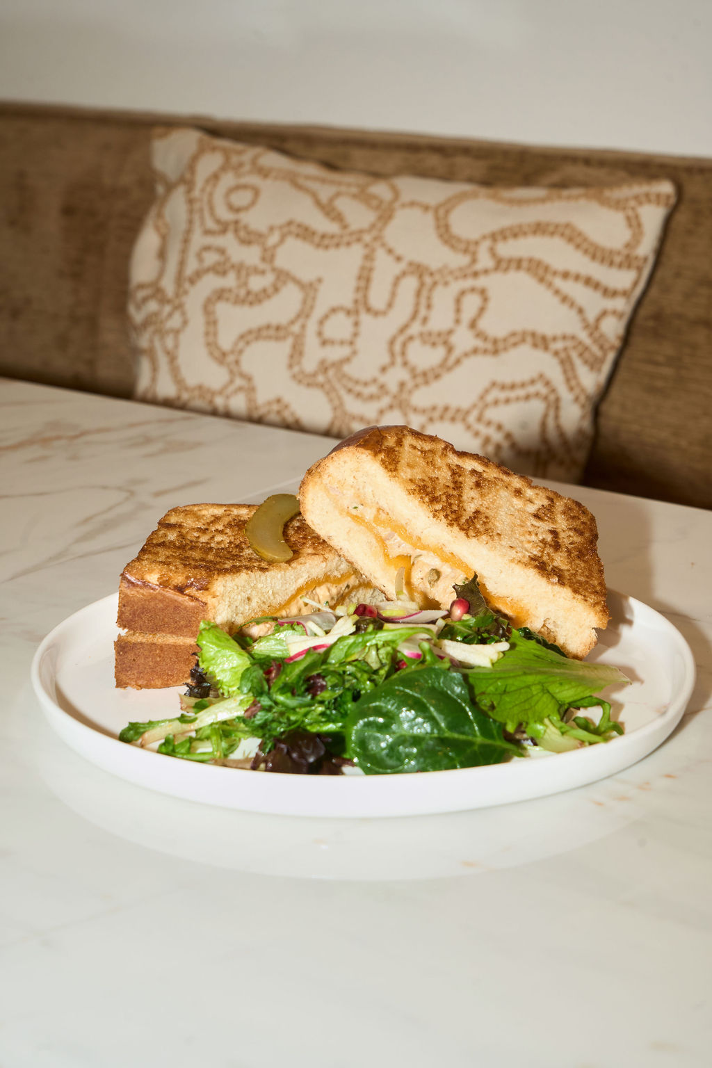 Croque grillé au cheddar et salade de saison chez Cosy