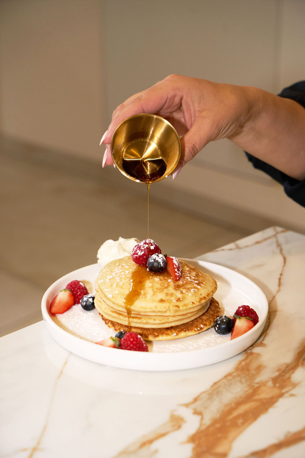 Pancakes nappés de sirop d'érable et fruits rouges