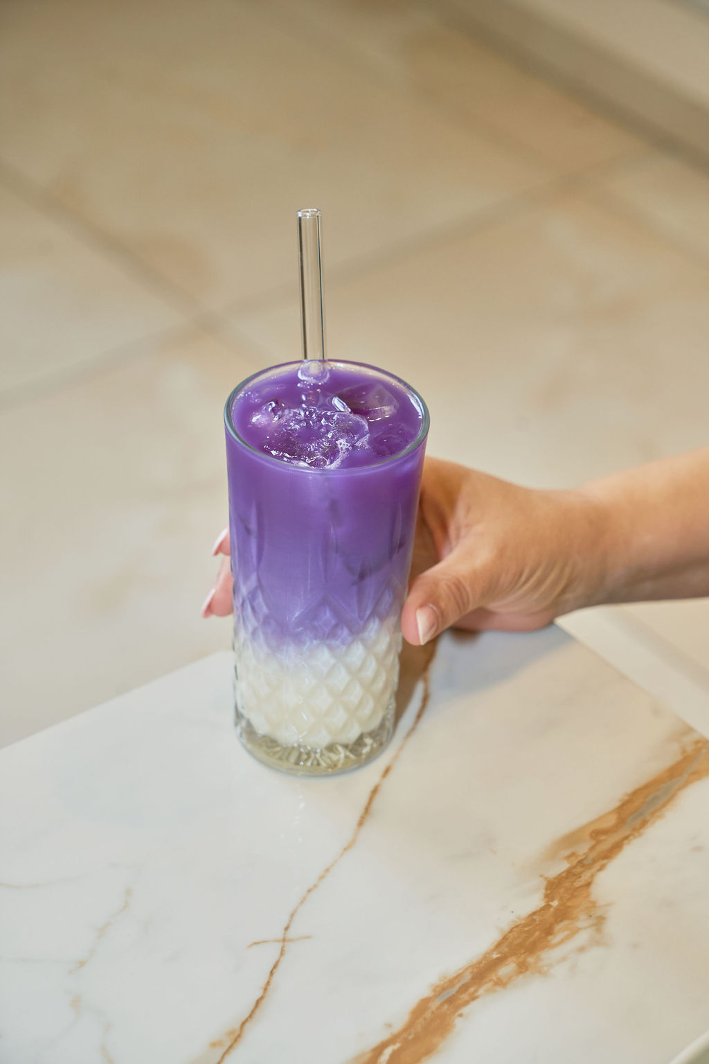 Latte glacé au butterfly pea, dégradé violet
